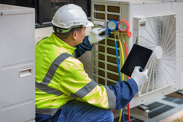 Professional Hvac technician working in Lincolnshire, IL